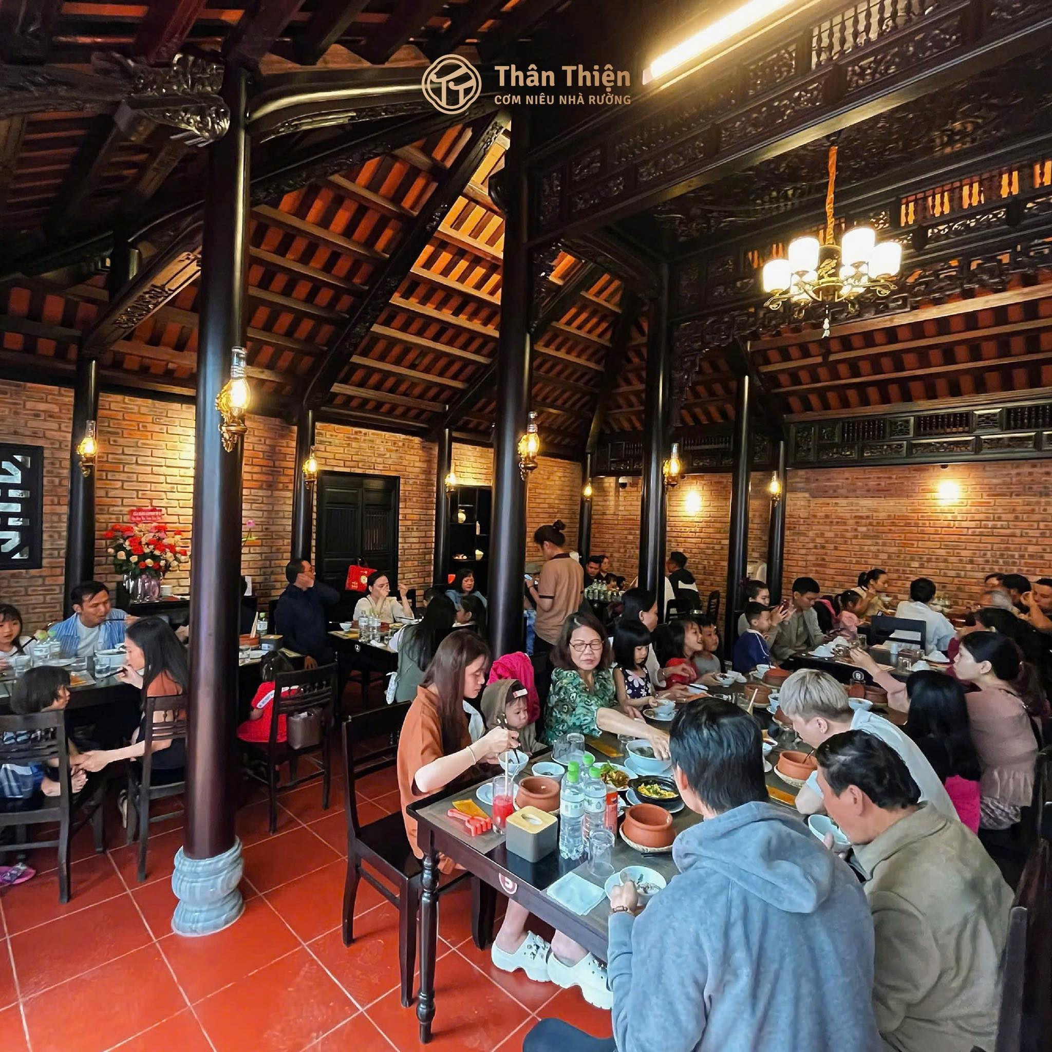 nhà hàng cơm niêu Huế, nhà hàng cơm niêu ngon ở Huế, nhà rường cơm niêu Huế, nhà hàng cơm Huế ngon, không gian thoáng đãng, nhà hàng cơm niêu trung tâm thành phố, cơm niêu Huế ngon